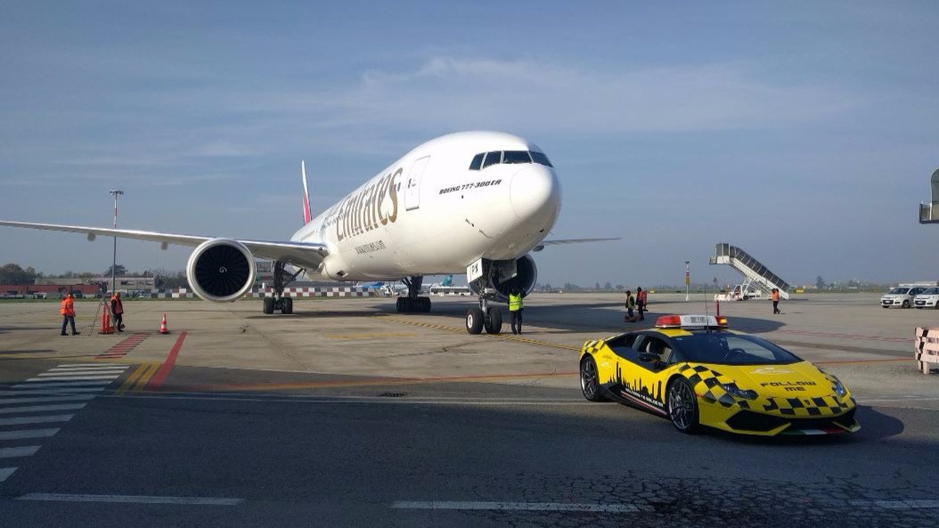 Airport cars. Болонья аэропорт Ламборджини. Хуракан Болонья аэропорт. Машины в аэропорту. Машина сопровождения самолета.